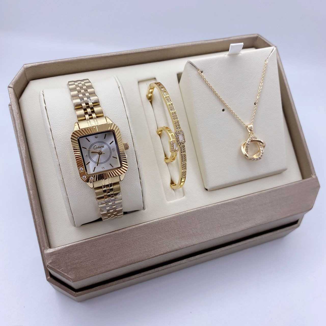 نسائعيطقم ي ماركة كاتيرا -ساعة =سلسال =بنجر= جوده عاليه تصميم حديث = ضمان سنه مكينه بطارمصنيه او اي خلل
