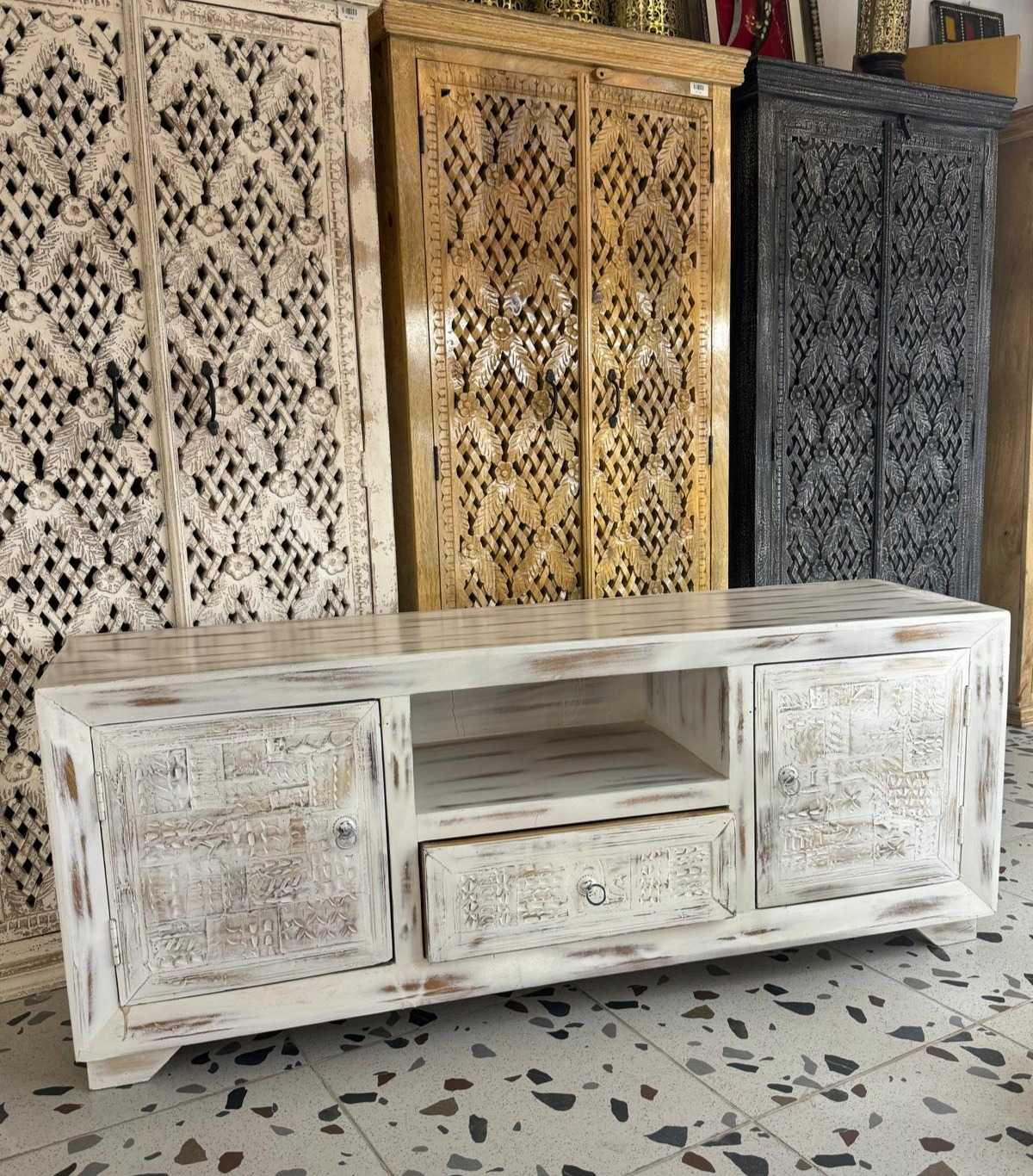 طاولة تلفزيون من الخشب الطبيعي بالون الابيض المحكوك حفر يدوي المقاس 150*40*60