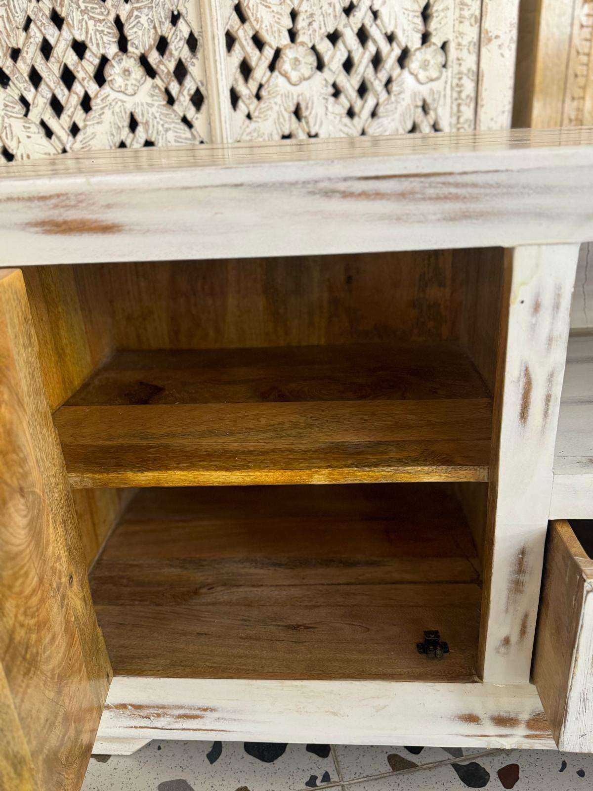 طاولة تلفزيون من الخشب الطبيعي بالون الابيض المحكوك حفر يدوي المقاس 150*40*60 4