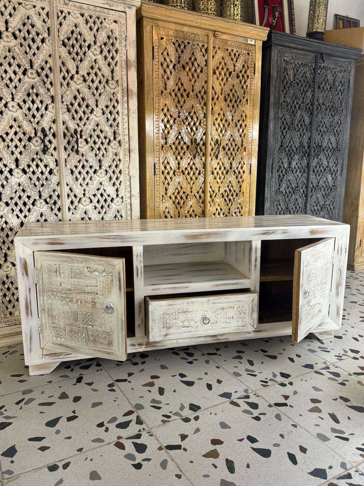 طاولة تلفزيون من الخشب الطبيعي بالون الابيض المحكوك حفر يدوي المقاس 150*40*60 5